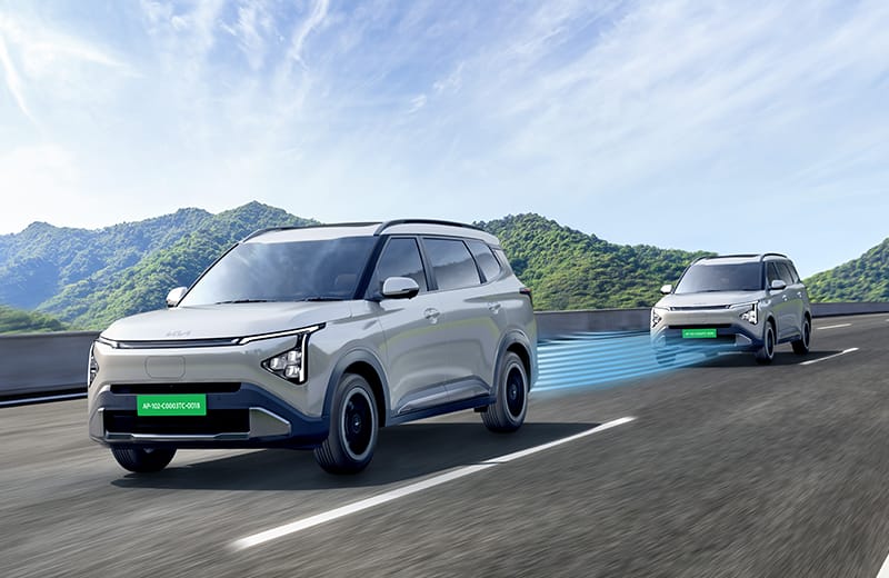 Smart Cruise Control (SCC) with Stop & Go
